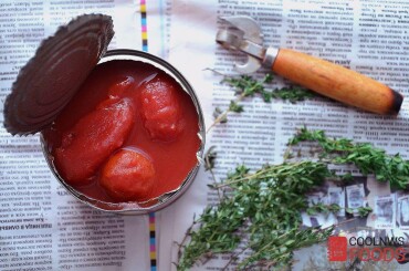 Пока рыба просаливается, приготовим соус пассату... Немного о пассате: это овощной соус с травами на основе томатов. Пассата неотъемлемая часть итальянской кухни. Является основой многих итальянских рецептов. Широко применяется в приготовлении паст. Пассату можно хранить в баночках. Качественное приготовление пассаты - является доказательством мастерства домохозяйки. В Италии рецепт пассаты передается в семьях из поколения в поколение. Готовят ее как правило в конце лета из длинных мясистых сливовидных помидор. В своем рецепте пассаты я использовал консервированные томаты в собственном соку. Что никак не хуже оказались, чем свежие томаты! Итак рецепт и технология приготовления пассаты: