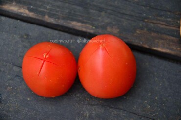 У томатов удаляем кожицу - сделать крестообразный надрез и опустить на 10 секунд в кипящую воду! Кожица легко снимется.