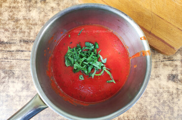 В томатную пасту добавим воды, соль, перец свежемолотый, кумин - по вкусу. Вскипятим, остудим и добавим шинкованный мелко зеленый базилик.