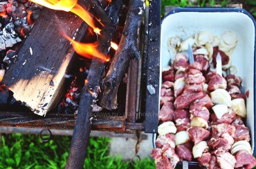 Шашлыки нужно жарить на полностью прогоревших углях - это очень важно. Если этого не сделать, то жир который капает на угли загорится и шашлык подгорит. Приобретет неприятный запах.