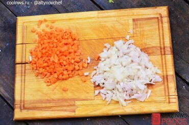 Приготовим томатный соус: лук и морковь нарезать мелким кубиком.