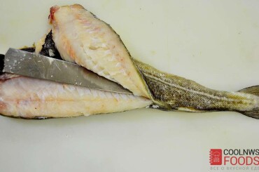 Рыбу разделать на филе и удалить реберные кости. Хребет можно оставить для рыбного бульона и сварить уху.
