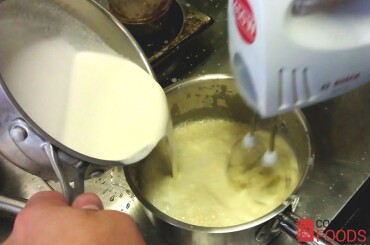 Далее по-тихоньку добавляем мятные сливки и маскарпоне. Полученный крем убрать в холодильник для застывания на 3 часа.