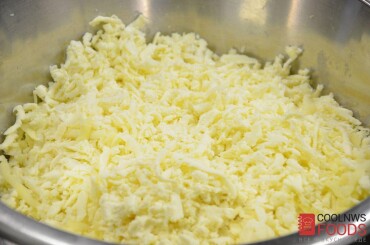 Для начинки используем сыр сулугуни: просто натереть его на терке.