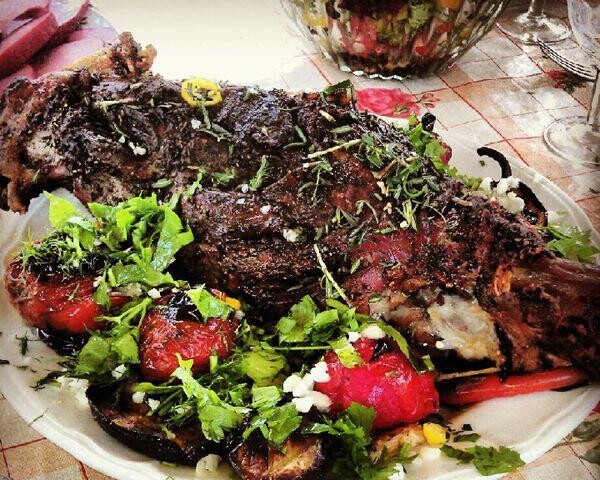 баранья нога с овощами гриль
