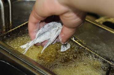 Оставшуюся рыбку кидаем в разогретый до 180 градусов фритюр.