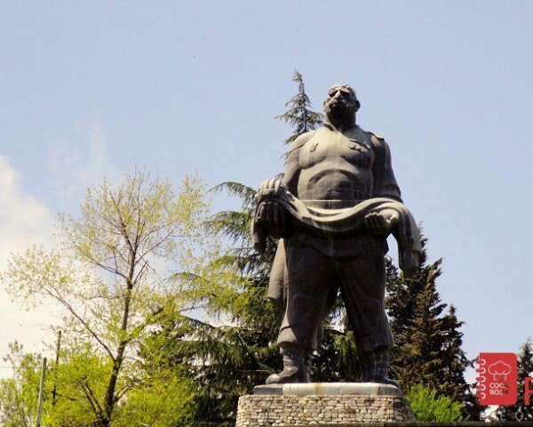 Памятник Отцу Солдата в г. Гурджаани (Кахетия)