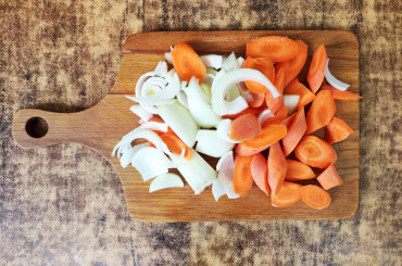 Пока чечевица остывает - подготавливаем овощи: морковь и лук нарезаем крупно.