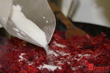 Все перемешиваем и добавляем сахар, соль и уксус по вкусу (но лучше всего баланс кислого и сладкого в борще регулировать томатами и свеклой)