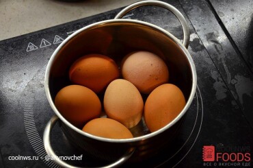 Также следует сварить вкрутую яйца. На это потребуется 15 минут. После остывания сваренных ингредиентов их нужно почистить.