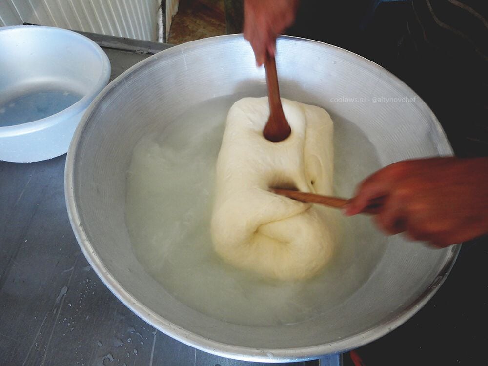 1 для приготовления домашней. Сыр сулугуни домашний. Приготовление сыра сулугуни. Сыр сулугуни в домашних. Сыр сулугуни в домашних из молока.