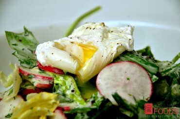 Готовый салат из черемши с огурцом и редисом выложить в глубокую тарелку. А на верх салата выложить яйцо пашот.