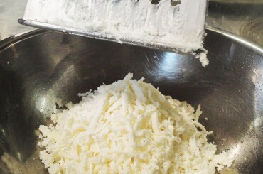Пока тесто растаивается приготовим начинку: берем сыр сулугуни и имеретинский, натираем их на крупной терке. 