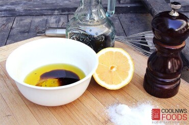Заправка для салата: смешаем лимонный сок, сахар, соль, оливковое масло и бальзамический уксус в эмульсию.