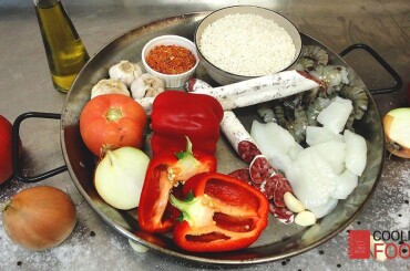 Ингредиенты для паэльи с курицей и морепродуктами.