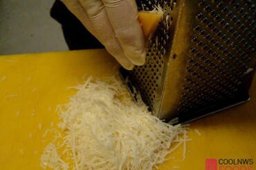 Сыр пармезан натереть на мелкой терке