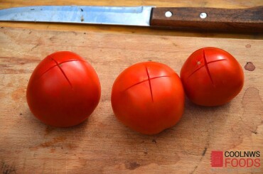Первым делом подготовим томаты для соуса, а именно освободим их от кожицы. Томаты промываем, делаем крестообразные надрезы.