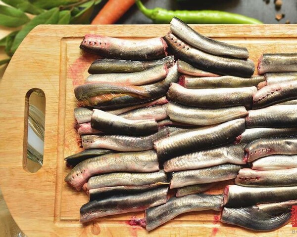 Нарезаем кусочками по 5-6 см - если хотим закатать миноги в банку.
