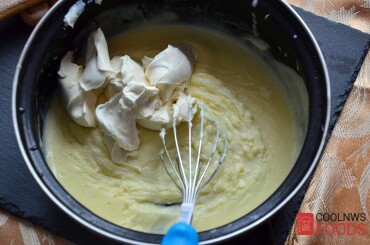 В охлажденную яично-сливочную массу добавляем сыр маскарпоне...