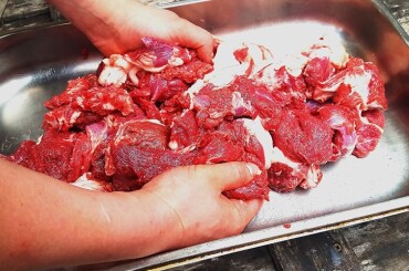 Мясо нужно посолить и очень хорошо вымешать, до тех пор пока мясо не станет липким - это выделится белок, это важный момент так как при жарке мясо останется более сочным. Этот метод вымешивания используется для приготовления любых видов шашлыков.