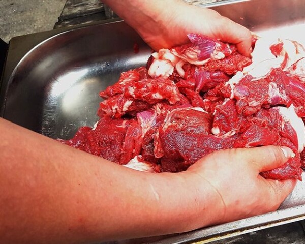 Мясо нужно посолить и очень хорошо вымешать, до тех пор пока мясо не станет липким - это выделится белок, это важный момент так как при жарке мясо останется более сочным. Этот метод вымешивания используется для приготовления любых видов шашлыков.