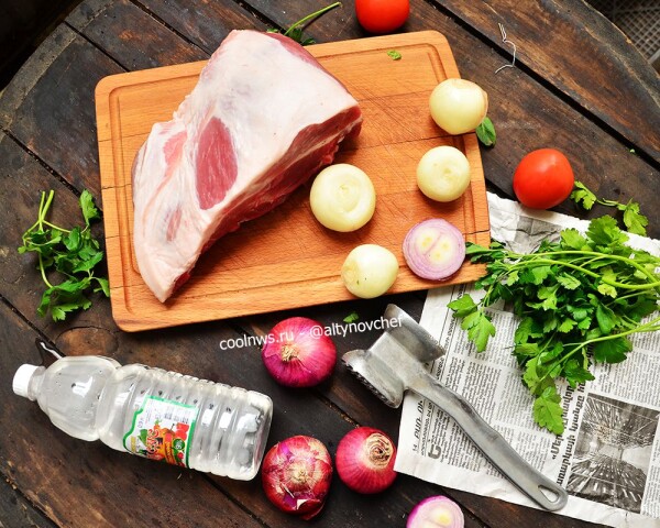 Набор продуктов для приготовления шашлыка из свинины с уксусом.