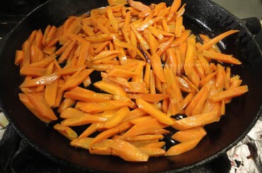 Подготавливаем зажарку: морковь нарезаем крупным брусочком.
