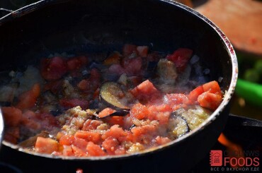 Добавляем их к баклажанам с луком. Тушим пару минут.