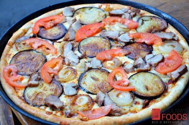 Далее на основу пиццы выкладываем начинку: баклажаны, лук, индейку и томаты (в порядке как написаны) выпекаем в предварительно разогретой духовке 200 градусов - 25 минут..