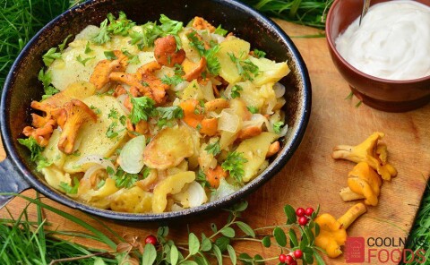 Жареная картошка с лисичками на сковороде