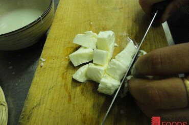Сыр моцареллу нарезаем небольшими кубиками.