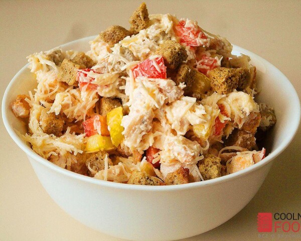 салат с курицей и сухариками