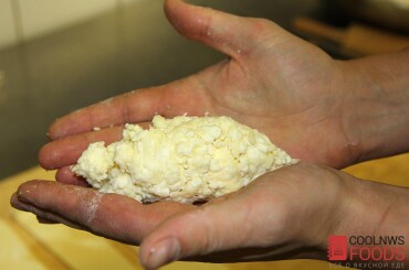 Первым делом нужно разморозить тесто, если оно размороженное. И раскочегарить мангал. Далее делаем начинку для хачапури: натереть сыр сулунуни на терке (или смесь сулугуни и адыгейского), добавить немного топленого сливочного масла.