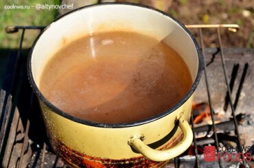 Вскипятите в кастрюле воду.