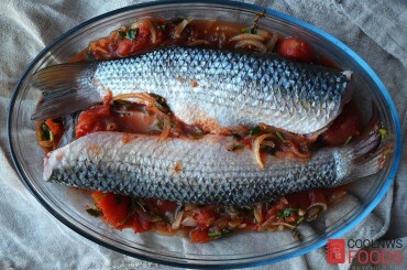 Уложить тушки рыбы и полить оставшимся соусом. И не переживайте, что готовите рыбу с костями. Это делает мякоть более сочной и придает ей аромат, который невозможно получить, используя филе.