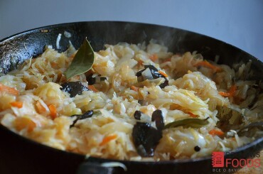 чернослив, лавровый лист и перец. Перемешиваем, доводим до вкуса солью и сахаром.  И снимаем с огня. Готовая капуста должна слегка хрустеть. Мне нравиться когда капуста немного сладковатая. Отмечу, что капуста, приготовленная в любом виде, помогает работе печени и быстро выводит токсины из организма.