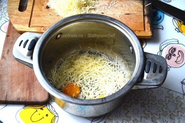 Пока паста варится приготовим яичный соус для карбонары: разобьем три яйца в широкую кастрюлю с толстым дном, натрем на мелкой терке сыр пармезан и перемешаем.