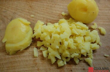 Картофель отвариваем в "мундире", охлаждаем и нарезаем мелким кубиком.