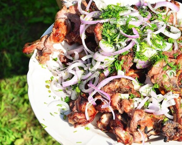 Посыпьте луком и зеленью готовый шашлык