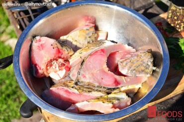 Переложите стейки рыбы в миску.