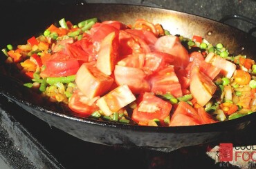 Перекладываем томаты на сковороду...
