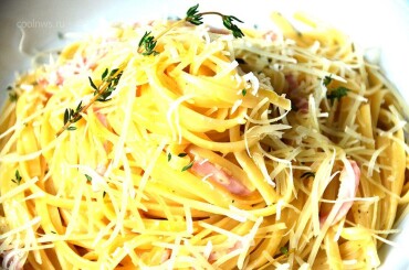 Карбонара с ветчиной в сливочно-яичном соусе готова. Идеальное решение для романтического ужина в итальянском стиле под бокальчик белого полусухого.