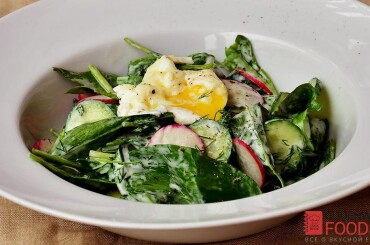При подаче на яйце сделать небольшой надрез, для того чтобы желток вытек в салат.