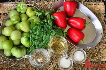 Набор продуктов для заготовки зеленых помидор на зиму.