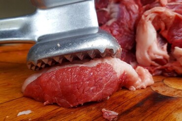 Нарезанные кусочки баранины и котлетки нужно отбить молотком для мяса