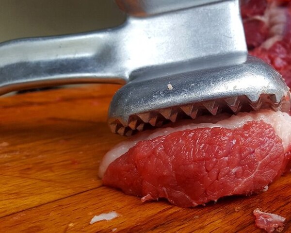 Нарезанные кусочки баранины и котлетки нужно отбить молотком для мяса
