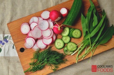 Ингредиенты для салата: огурец, редис - порезать кружками, черемшу промыть и порвать руками. Зелень нарезать мелко.