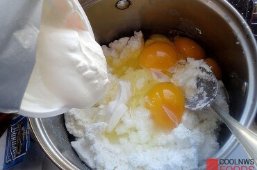 Аккуратно разбиваем 4 яйца, добавляем сметану, перемешиваем венчиком.