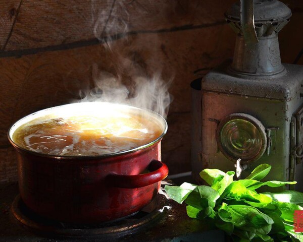 зеленый борщ с тушенкой и щавелем