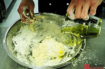 в конце замеса теста добавляем оливковое масло и вмешиваем его в тесто.
